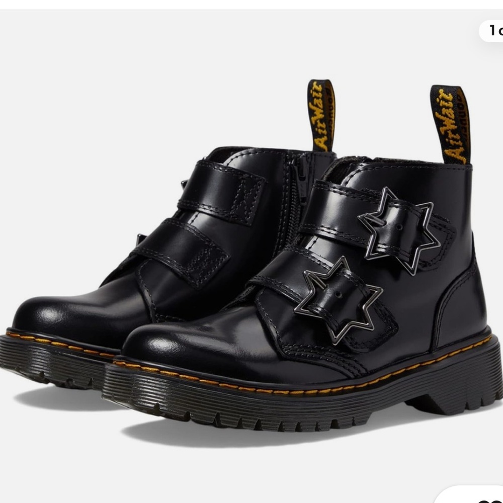 NWOT Dr. Martens Devon Black Boots with Star Detail Sz 6